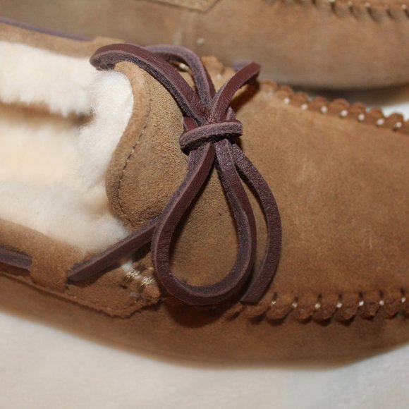 NEW‎ UGG WOMEN'S DAKOTA SUEDE SHEARLING LINED BOW SLIPPERS CHESTNUT - Picture 4 of 8